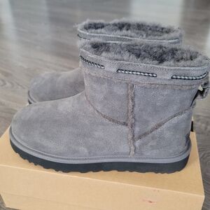 UGG CLASSIC MINI SHEARLING BOOT
